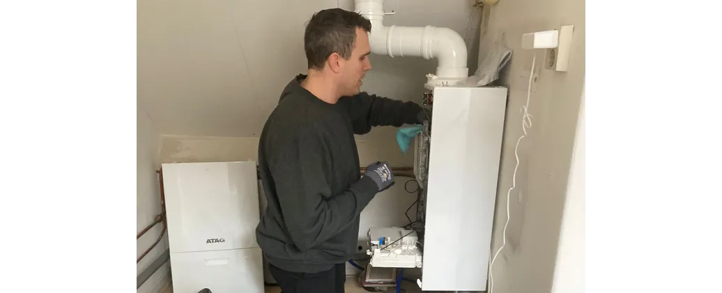 Bob aan het werk aan een cv-ketel