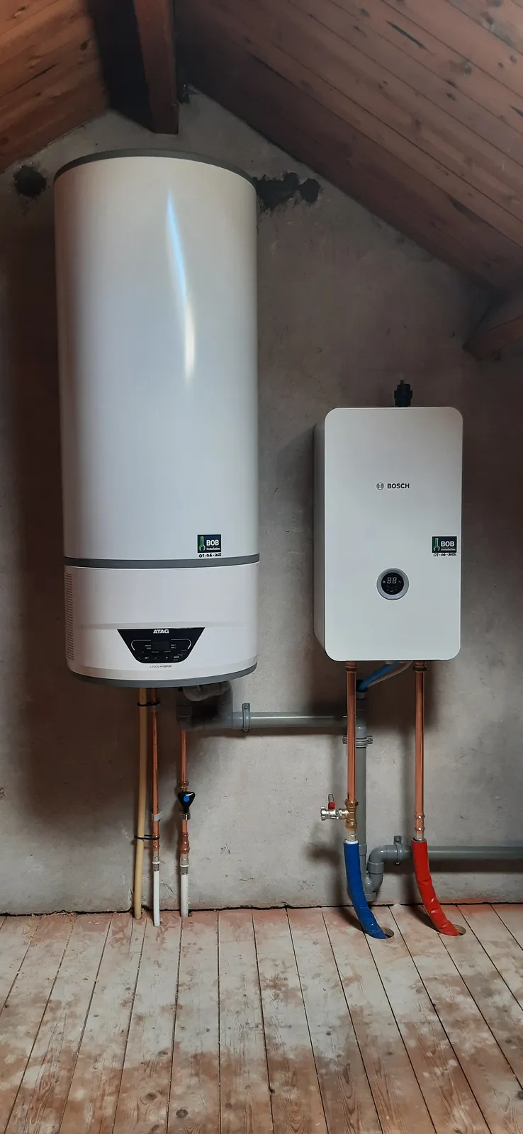 Geïnstalleerde warmtepompboiler op zolder