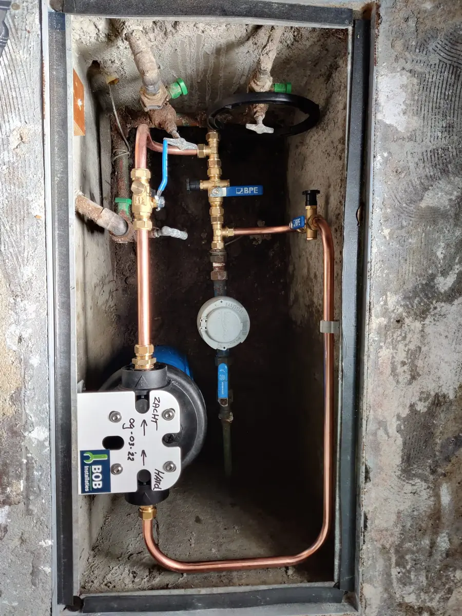 Meterkast met de aansluiting voor de waterontharder
