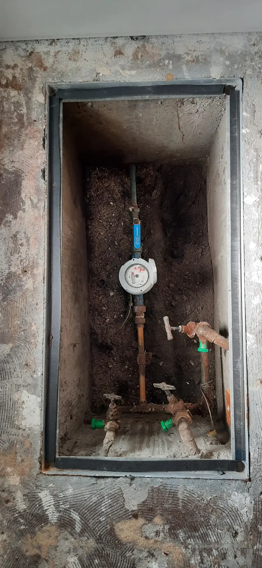 Meterkast voordat de waterontharder wordt aangesloten